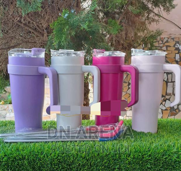Stainless Steel Insulated Flask With 2 Cups and a Straw · Photo 2