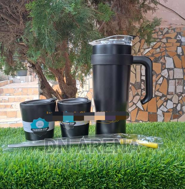 Stainless Steel Insulated Flask With 2 Cups and a Straw · Photo 4