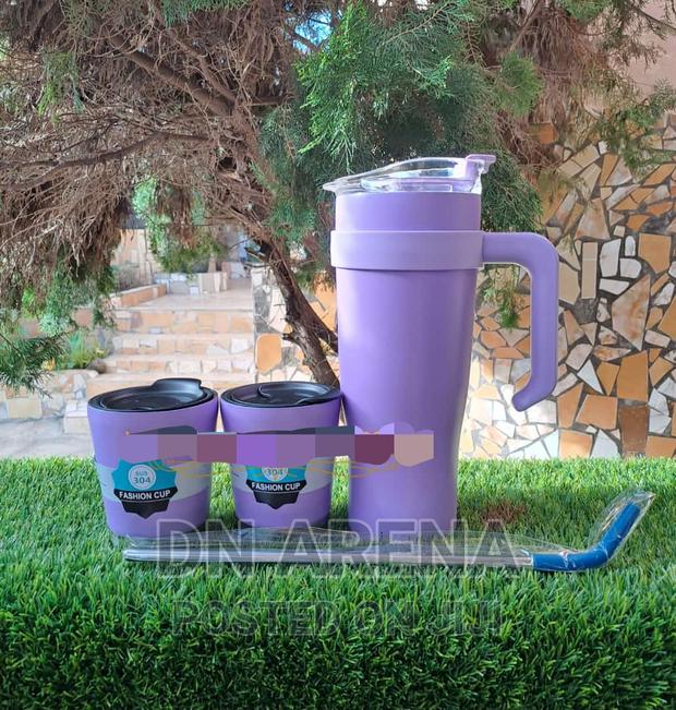 Stainless Steel Insulated Flask With 2 Cups and a Straw · Photo 6