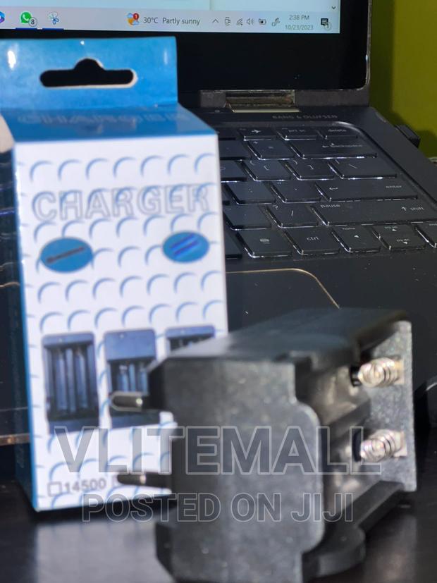 Direct Plug Battery Charger · Photo 4