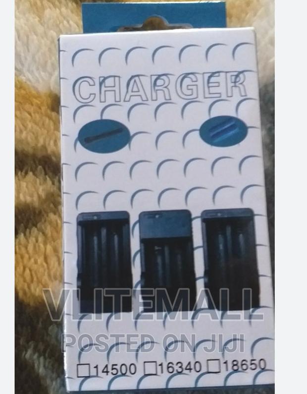 Direct Plug Battery Charger · Photo 1