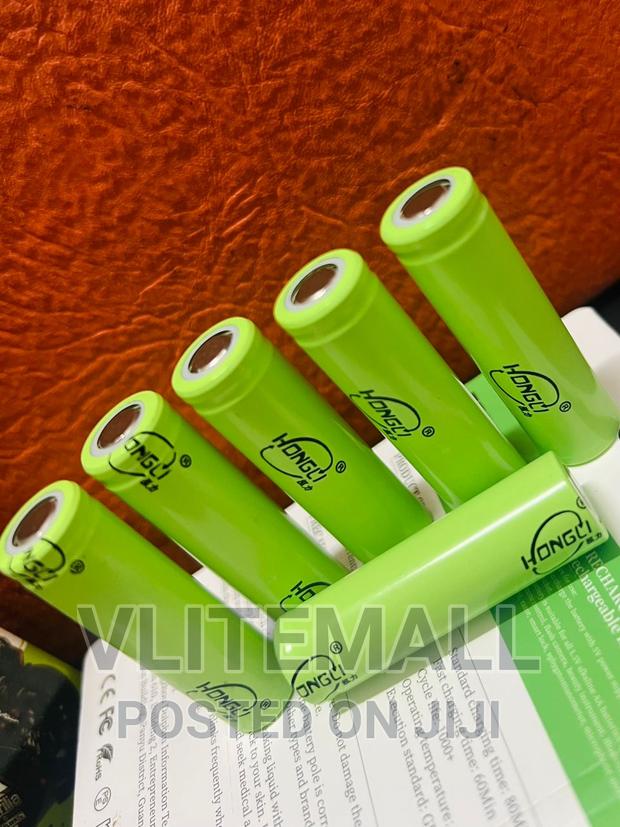 3.7V Flat Top Rechargeable Battery · Photo 1