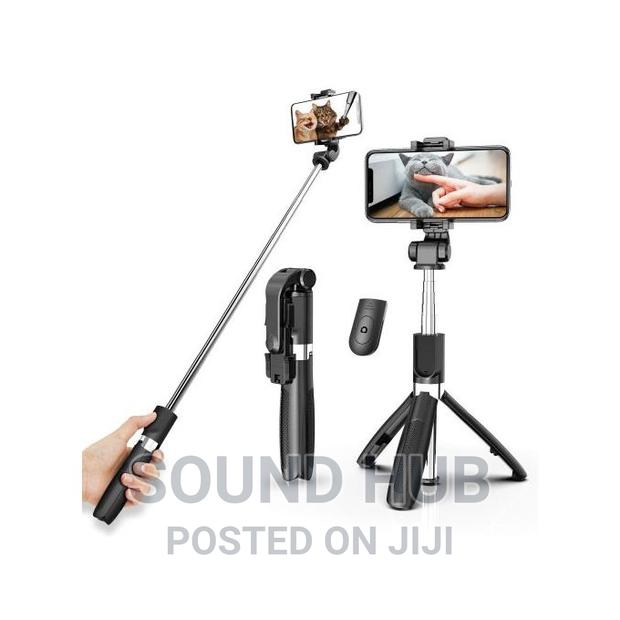 Selfie Stick Tripod With Fill Light + Shutter Remote - Black · Photo 2