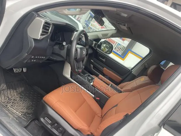 Toyota Tundra 2024 White · Photo 1