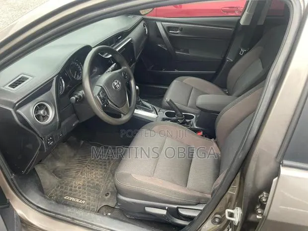 Toyota Corolla LE (1.8L 4cyl 2A) 2019 Brown