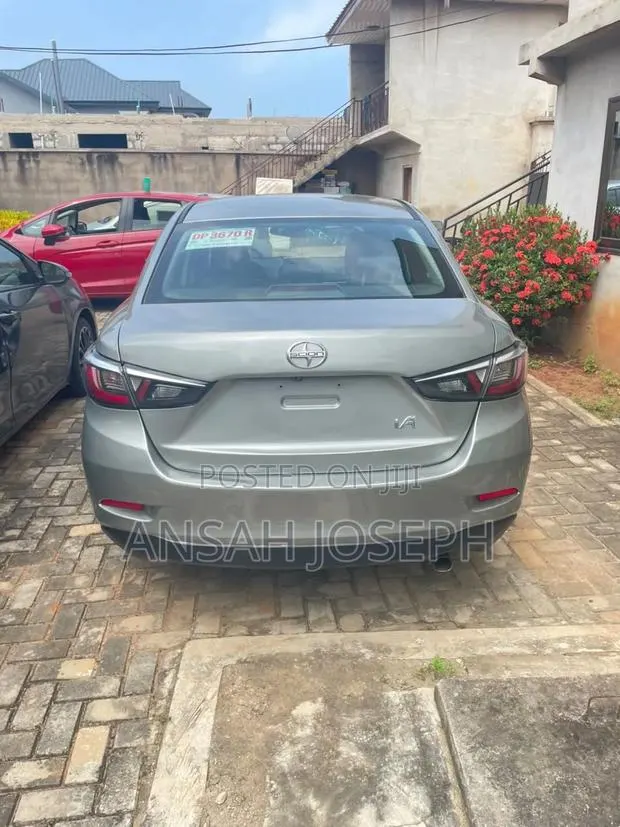 Toyota Yaris iA 1.5 FWD 2017 Silver · Photo 1