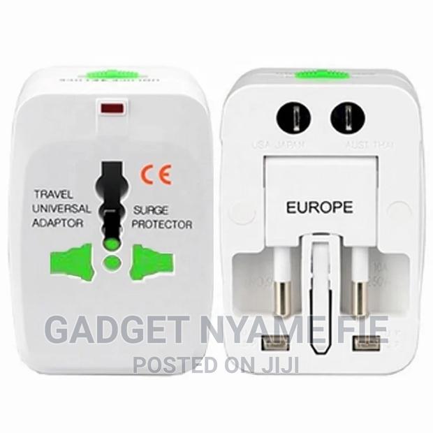 Universal Travel Adapter (2 Usb) · Photo 1