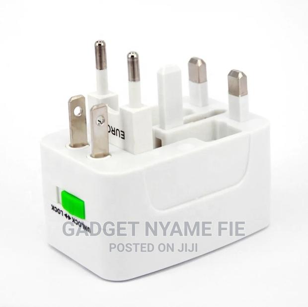 Universal Travel Adapter (2 Usb) · Photo 2