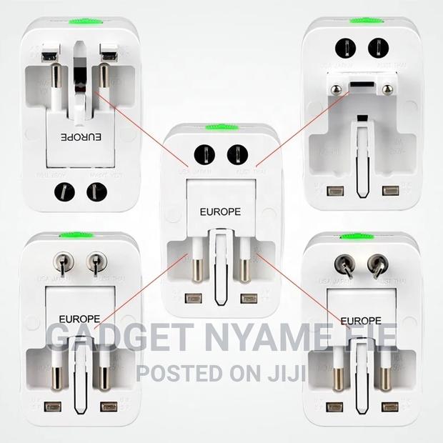 Universal Travel Adapter (2 Usb) · Photo 3