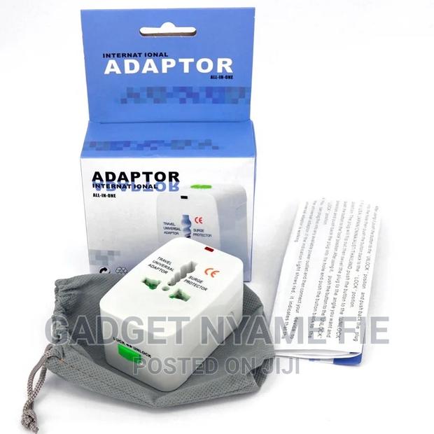 Universal Travel Adapter (2 Usb) · Photo 4