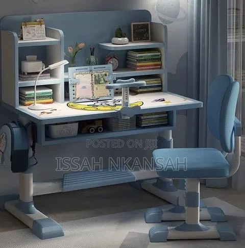 Kids Desk and Chair · Photo 4