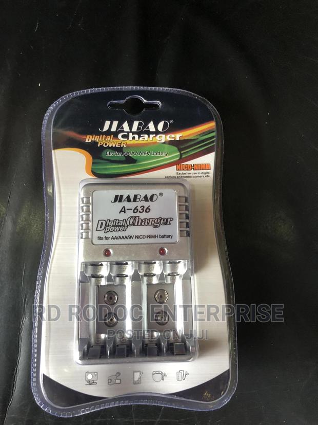 Battery Charger · Photo 1