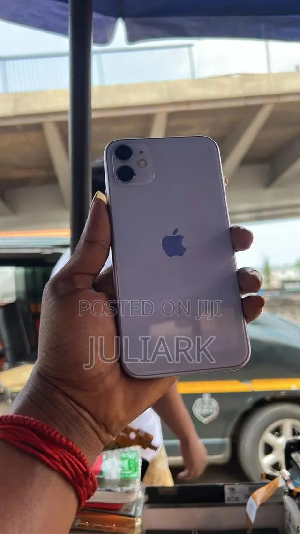 Apple iPhone 11 64 GB Purple · Photo 1