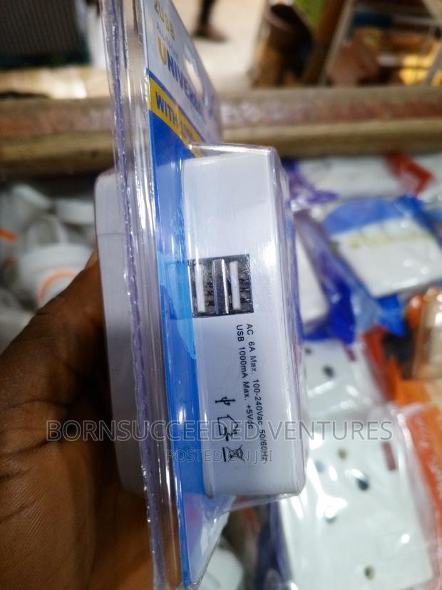 Travel Universal Adaptor With Usb Slot · Photo 3