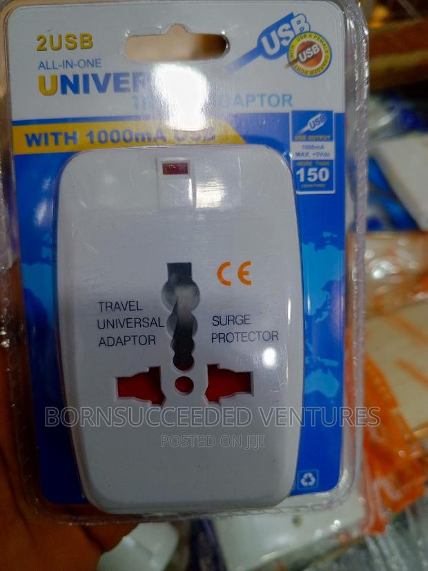Travel Universal Adaptor With Usb Slot · Photo 2