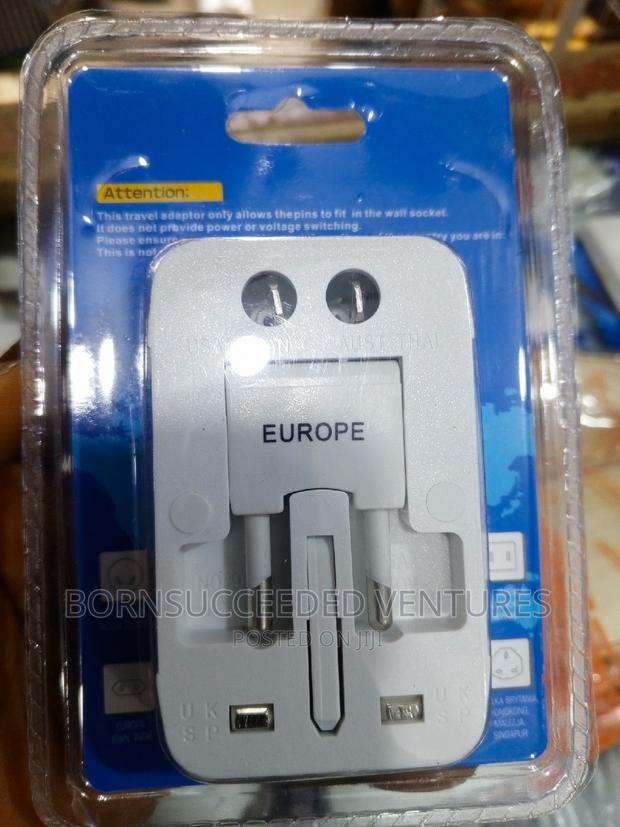Travel Universal Adaptor With Usb Slot · Photo 5