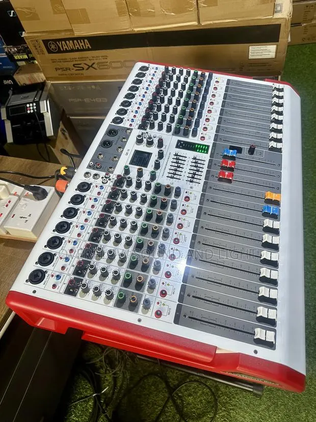 Yamaha QR-16 16 Powered Mixer (2026 Model) · Photo 1
