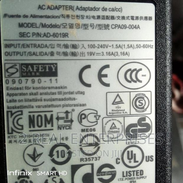 Universal AC Adapter 19V for Laptop CPA09-004A · Photo 2