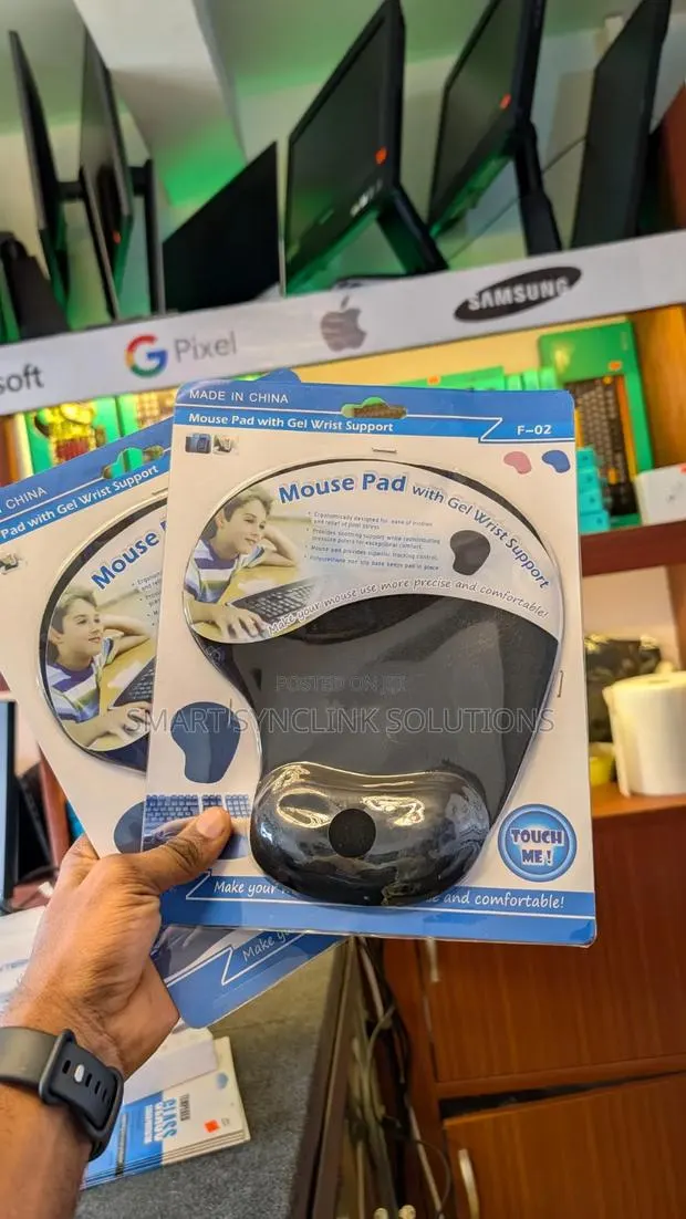 Mouse Pad With Gel Wrist Support · Photo 1