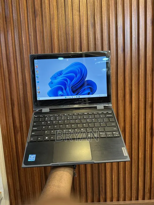 Laptop Lenovo 300e 4GB Intel Core i3 SSD 128GB · Photo 1