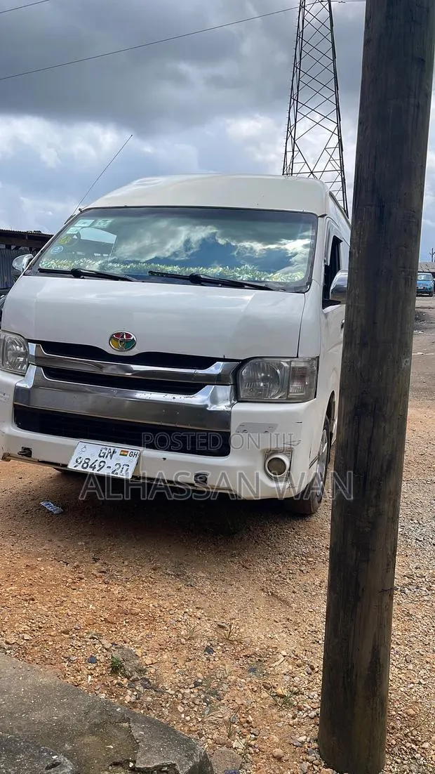 Toyota HiAce 2012 White · Photo 3