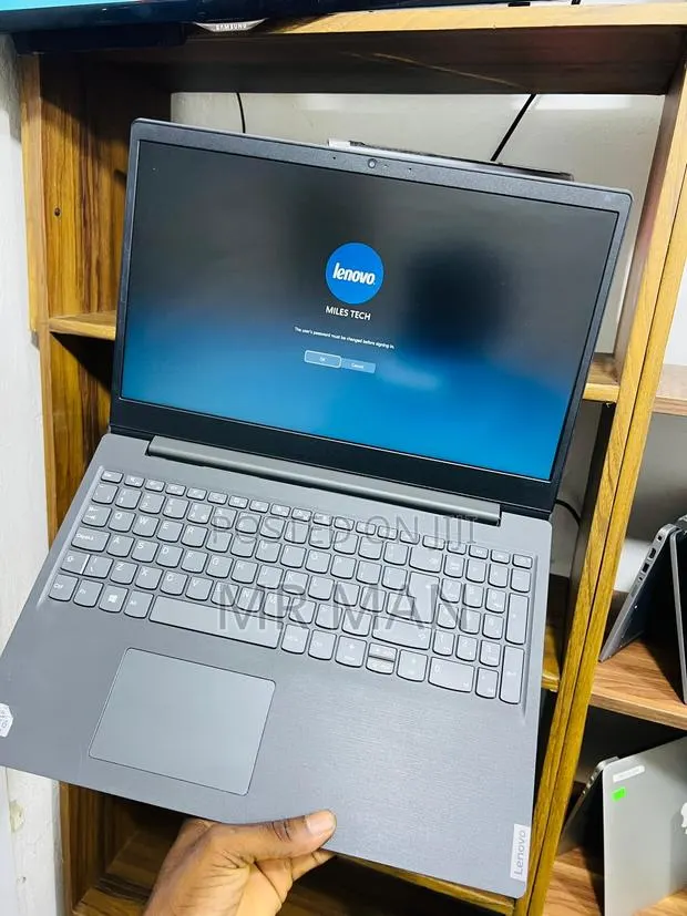 Laptop Lenovo V15 8GB Intel Core i5 SSD 256GB · Photo 1