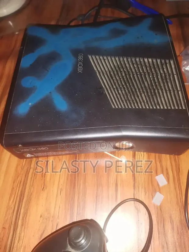 Xbox 360 With 20 Games. You Swap It Mobile Phone · Photo 1