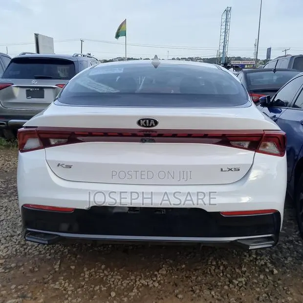 Kia K5 LXS 2022 White · Photo 1