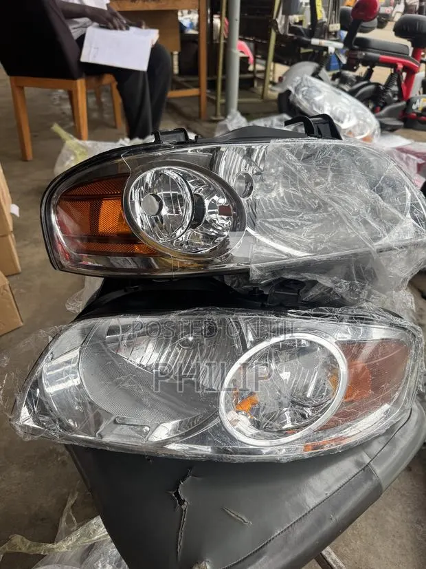 Nissan Sentra 2004,2005 Headlight Pair · Photo 1