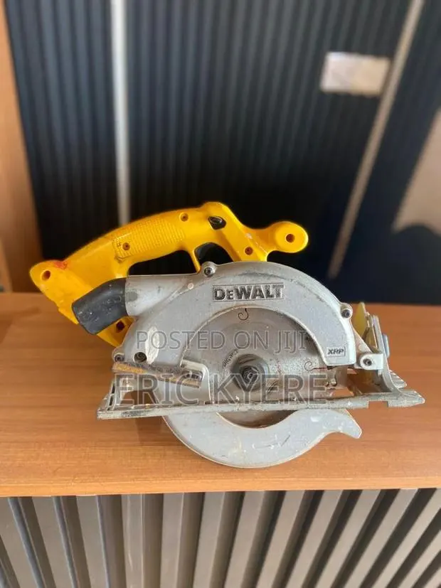 Dewalt Circular Saw · Photo 1