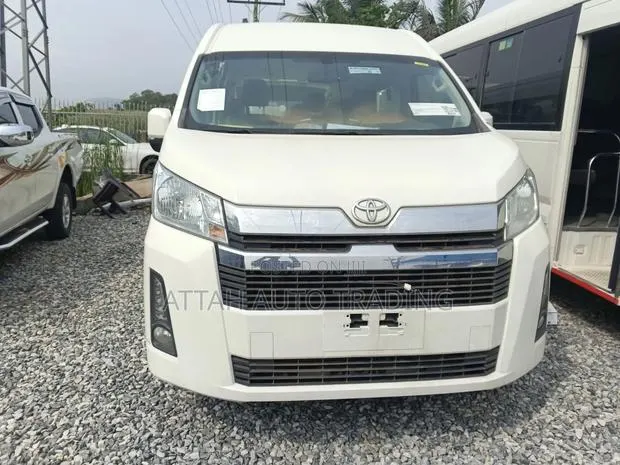 Toyota HiAce 2023 White · Photo 1