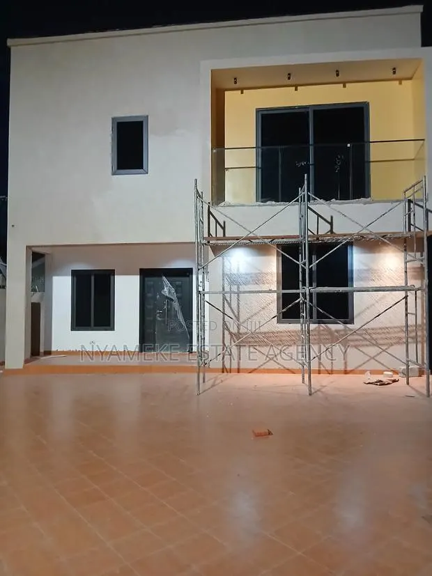 4bdrm Duplex in Kofi Ni Ama, Exhibition for sale · Photo 1