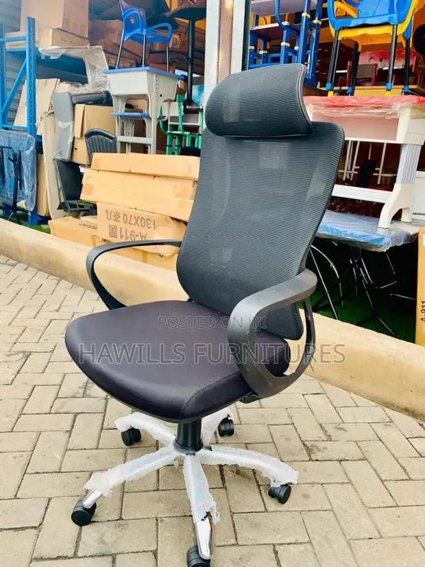 Executive Swivel Office Chair · Photo 1