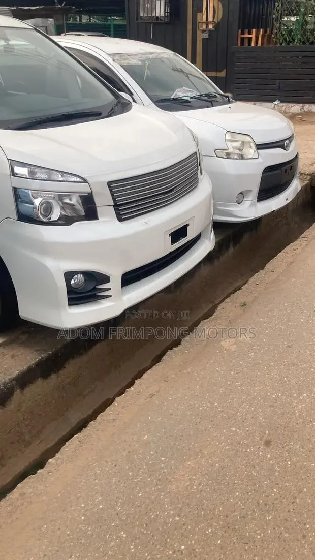 Toyota Voxy 2012 White · Photo 1