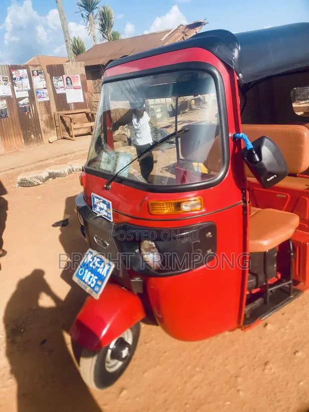 Bajaj RE 2025 Red · Photo 1