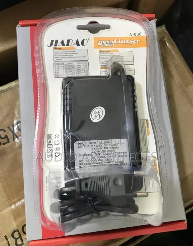 Rechargeable Battery Charger · Photo 2
