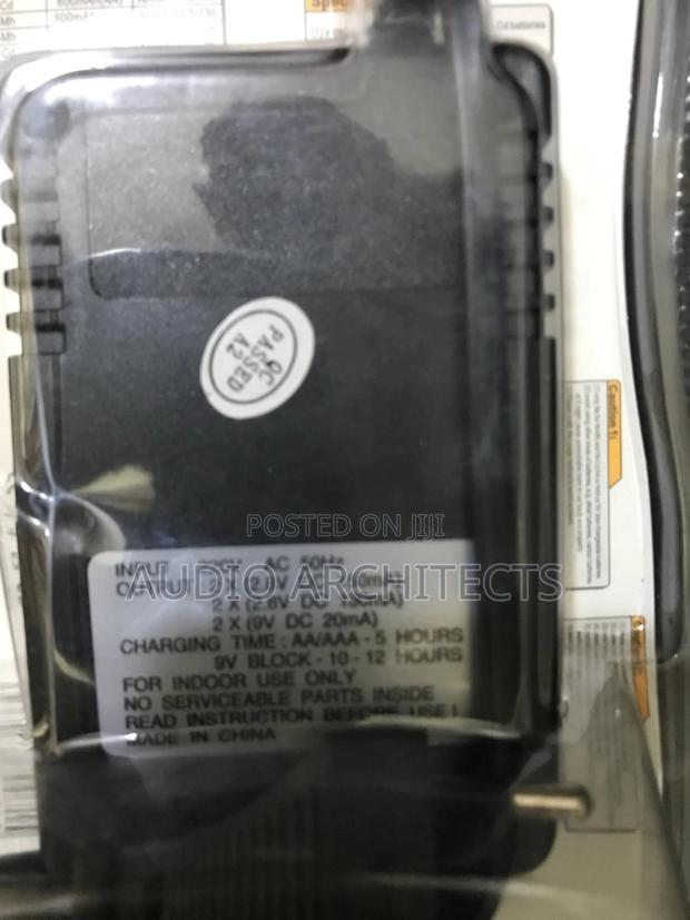 Rechargeable Battery Charger · Photo 3