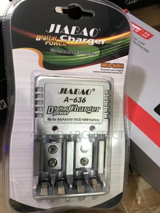 Rechargeable Battery Charger · Photo 1