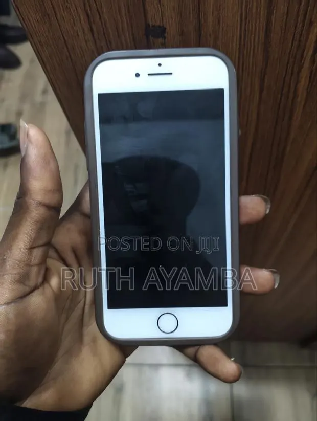 Apple iPhone 8 64 GB Gold · Photo 1
