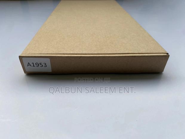 Original New Apple Battery A1953/A1990 Macbook 2018 2019 · Photo 2