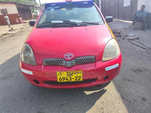 Toyota Yaris Base Hatchback 5dr 2010 Red · Photo 1