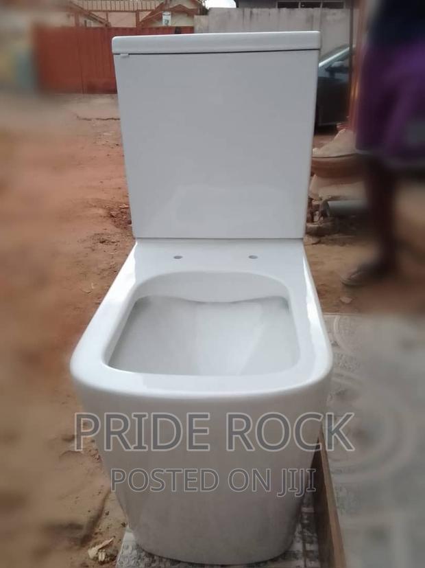 Classic Press Top Water Closet · Photo 3