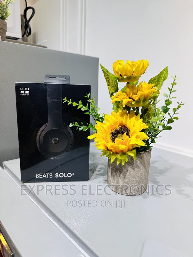 Authentic New Black Solo 3 Headphone · Photo 1