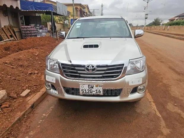 Toyota Hilux 2010 Silver · Photo 1