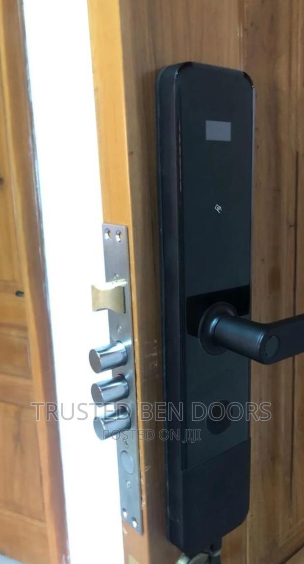 Paladin Smart Lock for All Doors [Card+Code+Fingerprint] · Photo 1