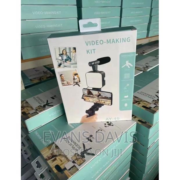Handheld Vlogging Kits AY-49 With Microphone and Light · Photo 1