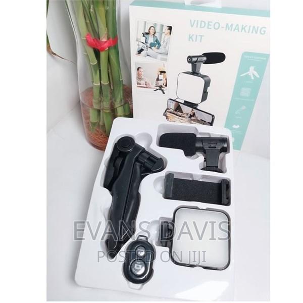 Handheld Vlogging Kits AY-49 With Microphone and Light · Photo 2