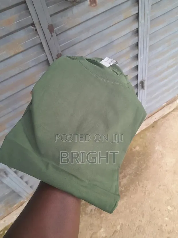 Plain Army Green T-Shirt · Photo 1
