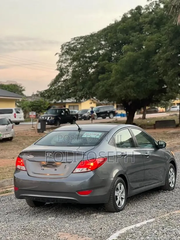 Hyundai Accent SE Sedan 2017 Silver · Photo 1