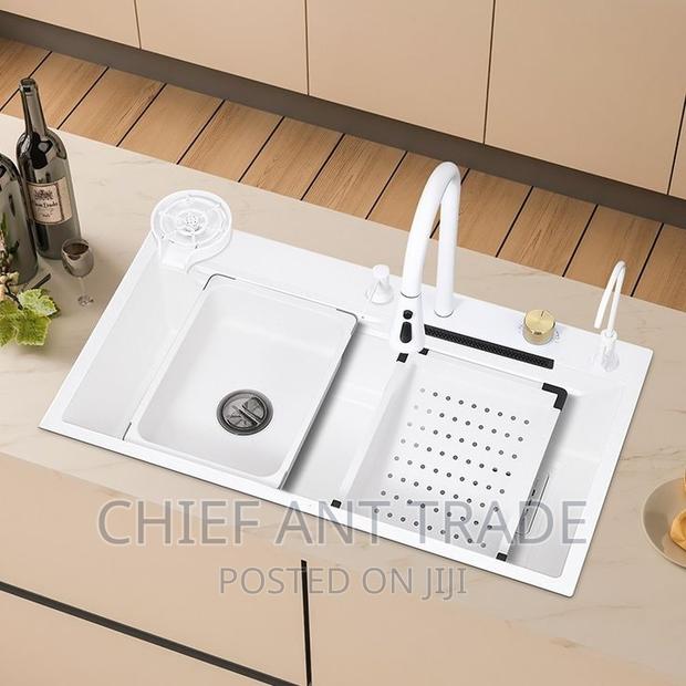 Waterfall Kitchen Sink White · Photo 5